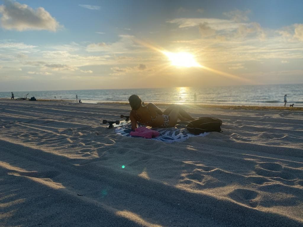 Las personas acudieron desde muy temprano a disfrutar del sol y la arena, en una mañana de cielos despejados en Miami.