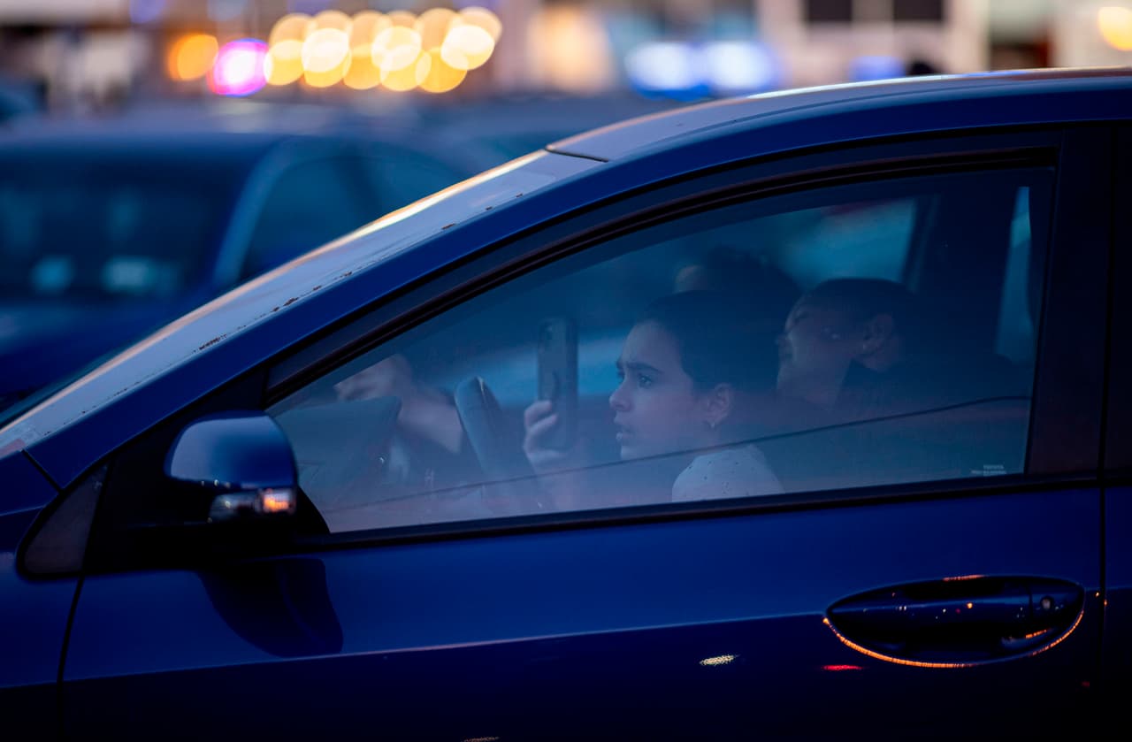 <b>Niños desatendidos en autos (AB 2717):</b> Exime a una persona de responsabilidad civil o penal por entrar sin autorización o dañar un vehículo al rescatar a un niño que tiene 6 años o menos y que está en peligro inmediato por la temperatura interna del vehículo, la falta de ventilación u otro peligro. La ley entra en vigor el 1 de enero.