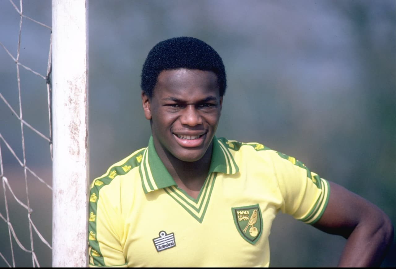 En 1990, Justin Fashanu fue el primer futbolista en reconocer abiertamente su homosexualidad en una entrevista. El inglés fue objeto de burlas y dejó de recibir ofertas de los equipos. Se retiró tras un cambio de actitud al ser referente de los tabloides. Acusado de agresión sexual, se suicidó al considerar que, aunque aún era inocente para la ley, la opinión pública "ya lo había juzgado".