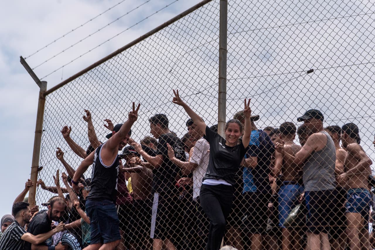 Este es el aspecto que ha presentado la valla fronteriza, con multitudes y un tránsito descontrolado.