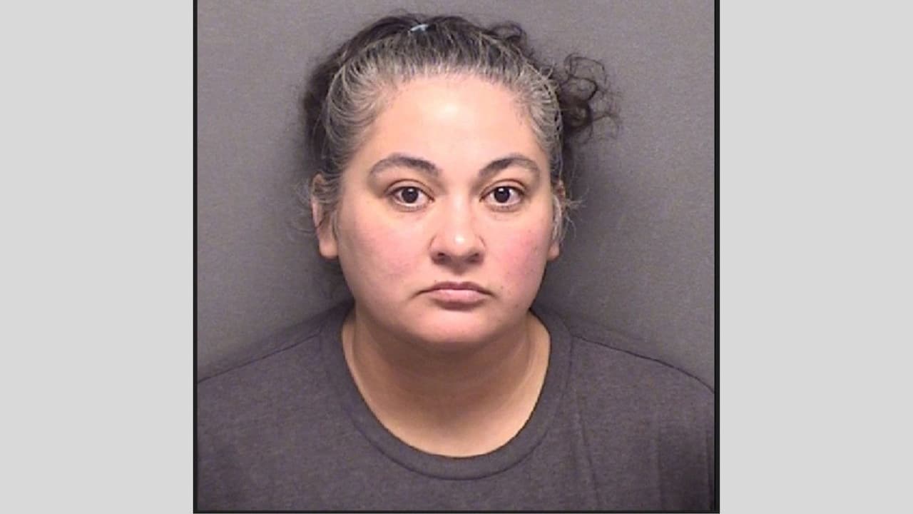 Descubre a su esposo con una mujer embarazada, la sigue y la hace volcar en San Antonio