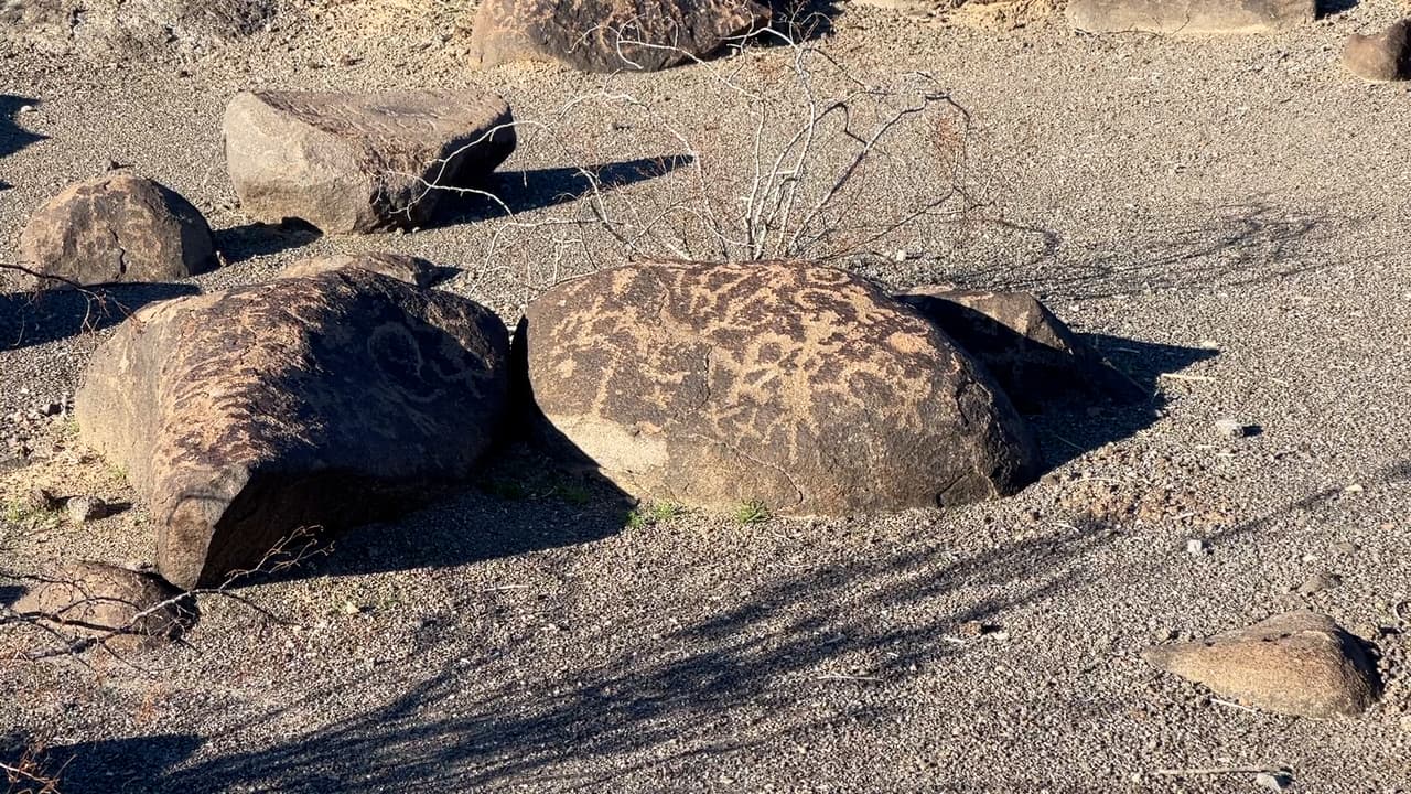 Si no quiere acampar, la ciudad de Gila Bend ofrece diferentes alojamientos y queda a tan sólo 30 minutos de este sitio arqueológico.