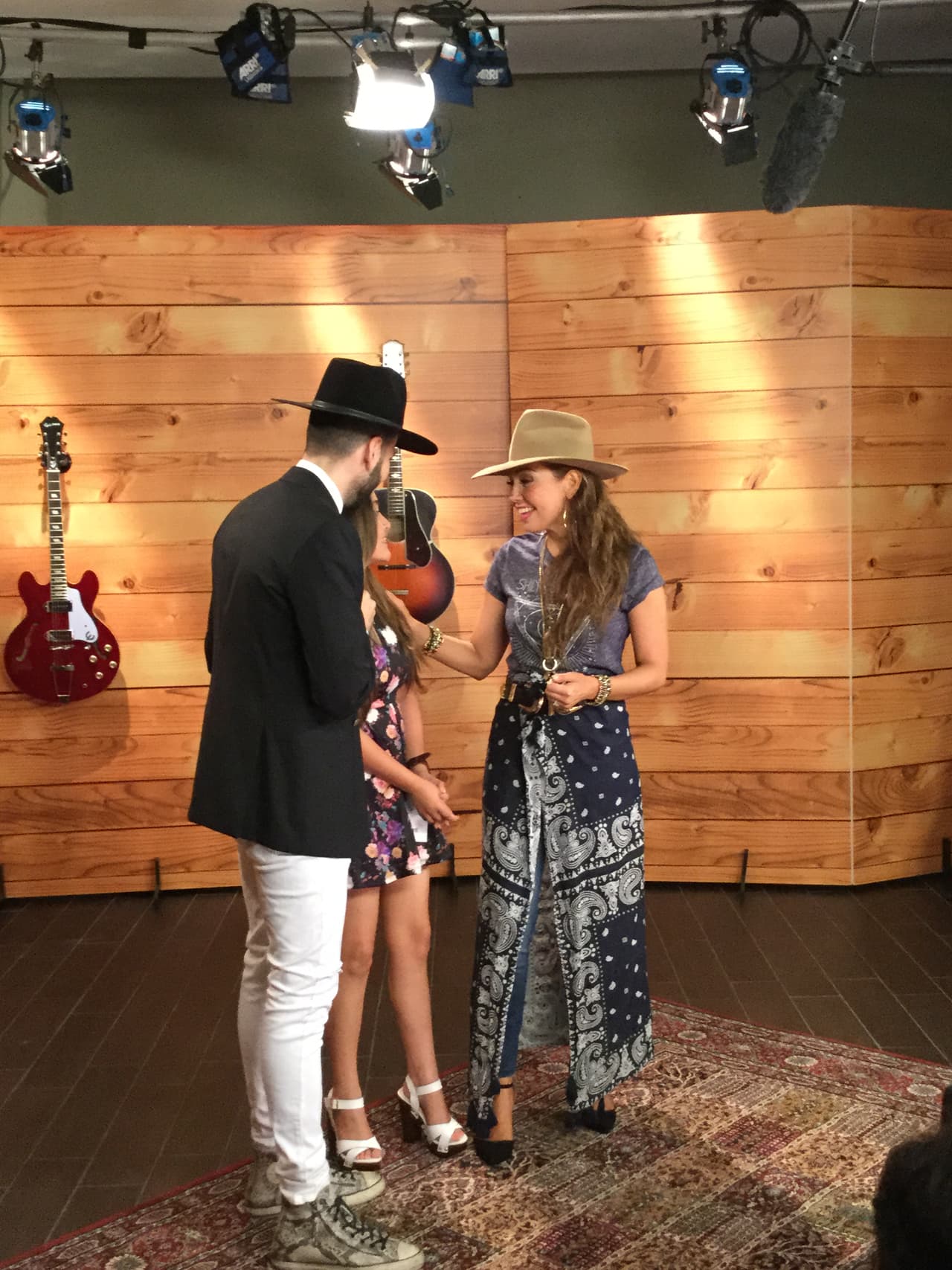 Rubí Ibarra cumplió otro de sus sueños en Premio Lo Nuestro: conoció a Thalía durante una entrevista. Las "quinceañeras" se tomaron selfies juntas.