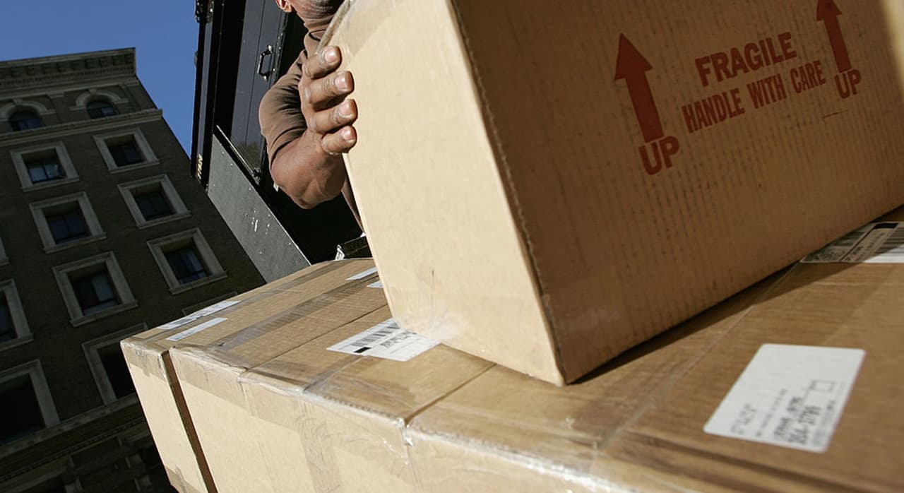 Abandonan docenas de paquetes de UPS en La Villita y policía los rescata