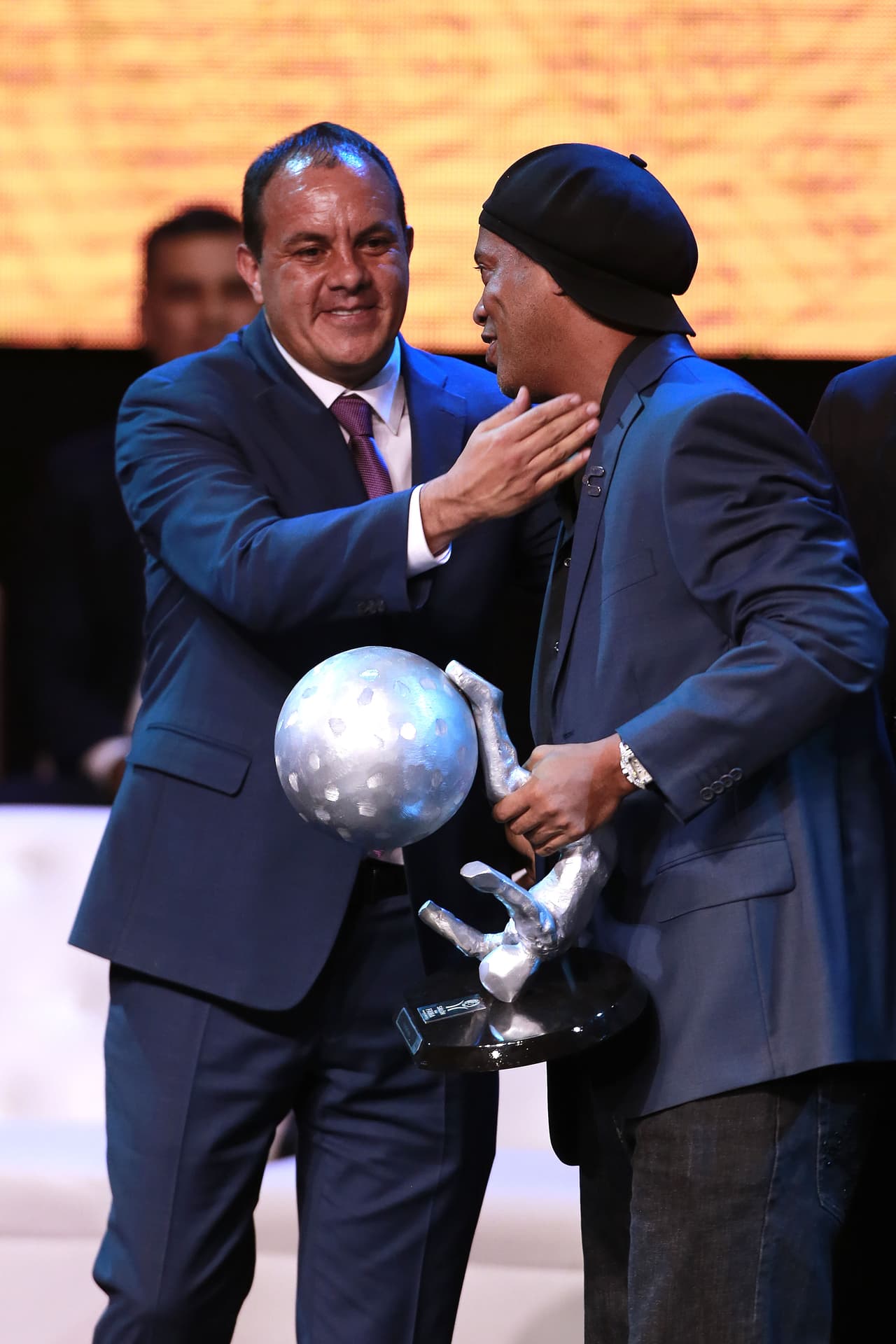 Ronaldinho fue la gran figura de la ceremonia de investidura al Salón de la Fama de la décima generación, en donde los grandes ausentes fueron Raúl González, Roberto Carlos, Fabio Cannavaro y Pia Sundhage.