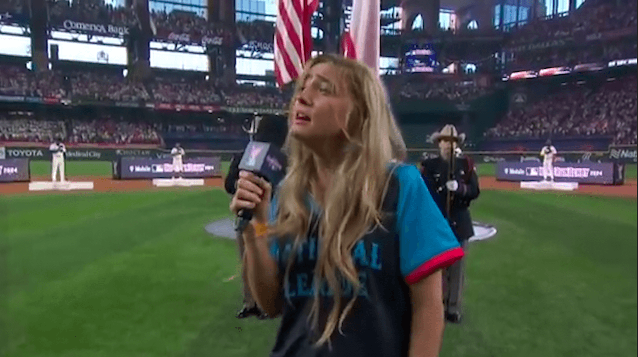 Ingrid Andress entona borracha el Himno de Estados Unidos en el Home Run Derby