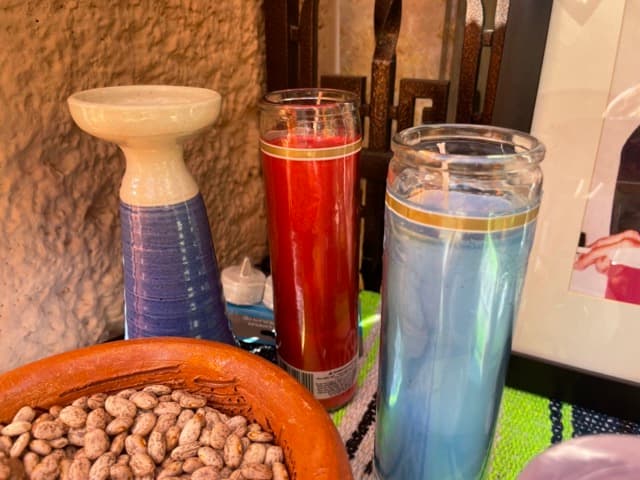 <b>Las veladoras</b>
<br>Las veladoras representan esperanza y es la guía para que los muertos encuentren el regreso a su hogar ya que iluminan el camino.