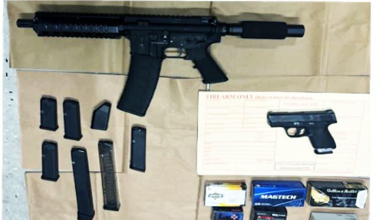 La policía decomisó armas de fuego durante la operación en la que arrestó a cinco presuntos miembros de pandillas.