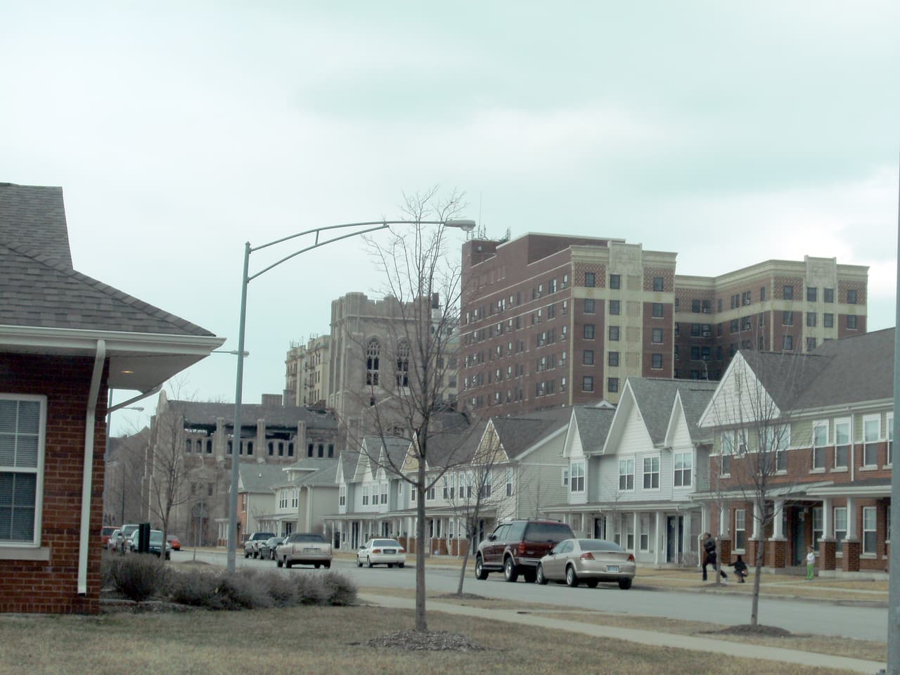 <b>18. Gary, Indiana.</b> Población: 74.186. Valor promedio de las casas: 64,800 dólares. Tasa de pobreza: 33.3% Residentes con estudios universitarios: 11.0%. En todo el estado de Indiana viven unos 426,000 hispanos. Uno de cada tres residentes de Gary vive por debajo del umbral de pobreza y es una de las pocas ciudades del país donde la mayoría de los hogares gana menos de 30,000 por año.