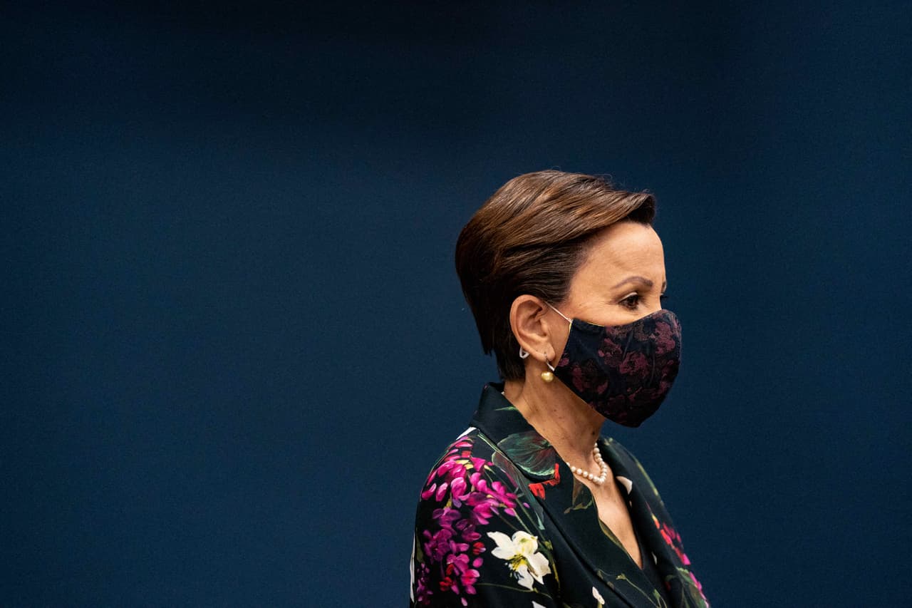 <i>Hoy se ha hecho justicia. </i>
<br>
<br>
<i>Para George Floyd, para su familia y para las comunidades negras de todo Estados Unidos.</i>
<br>
<br>
<i>Se trata de un paso importante para que los agentes de policía rindan cuentas, pero hay que hacer más. </i>
<br>
<br>
<i>Insto al Senado a que apruebe la Ley de Justicia Policial George Floyd.</i>
<br>
<br>
<b>Rep. Nydia Velazquez (D-NY)</b>