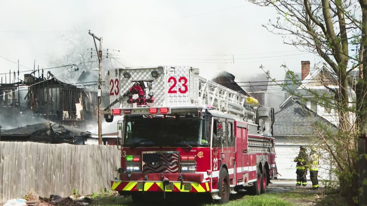 Voraz incendio en South Austin destruye tres viviendas y deja al menos 26 personas sin hogar