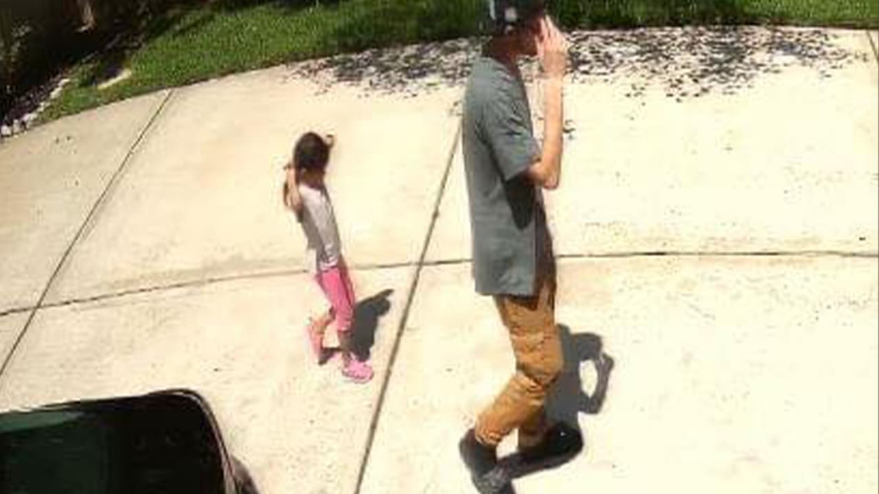 La menor bajó del vehículo con uno de los sospechosos y ella fue quien tocó el timbre de la casa, no hubo respuesta, el hombre puso a la menor en el carro y los dos sopechosos entraron a la casa a robar, indica el comunicado de las autoridades.