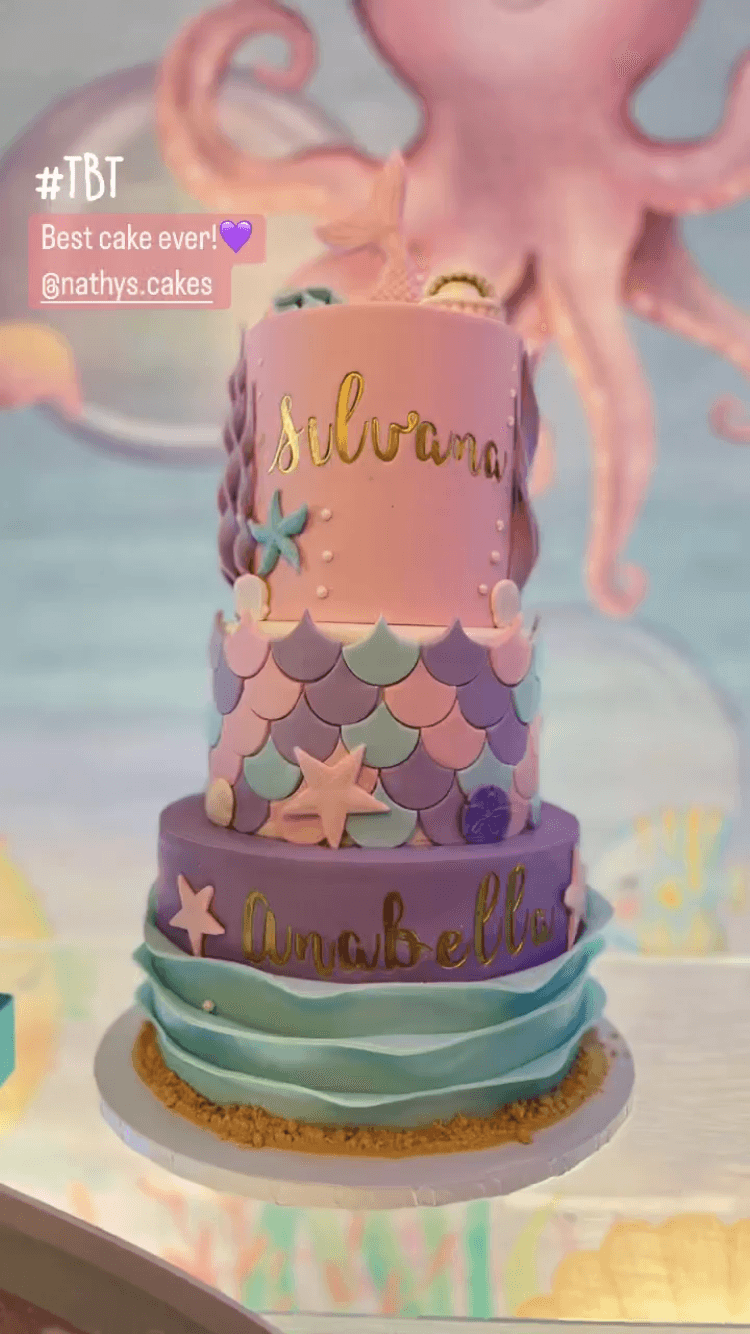 Un hermoso y gran pastel de cumpleaños fue el protagonista en la mesa.