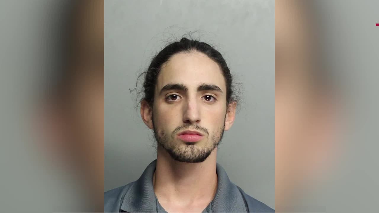 Acusan a una madre y su hijo de robarle medio millón de dólares a un tío de 93 años