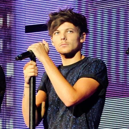 Los reportes indican que el padre de Louis, Troy Austin, fue encontrado en el parque Cantley de Doncaster, en South Yorkshire, Inglaterra, intentando quitarse la vida inhalando monóxido de carbono.