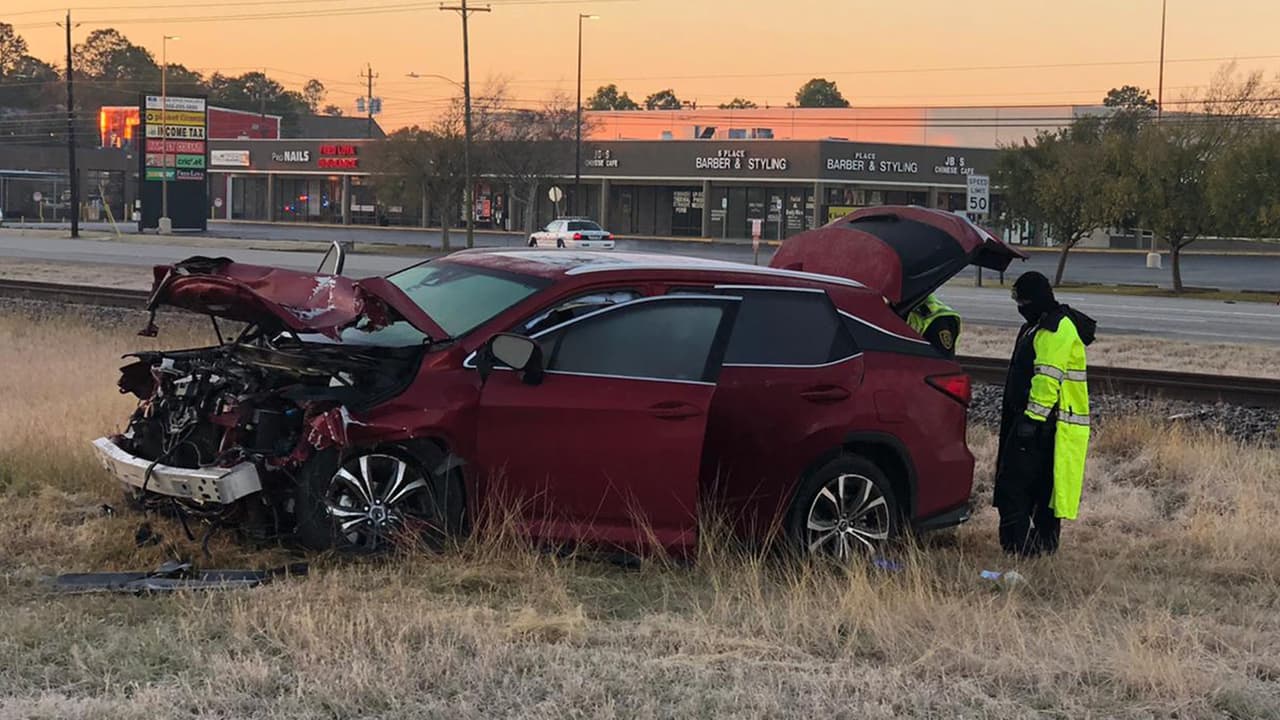 Chica de 16 años huye de la policía en el auto de su madre y en su hazaña causa un accidente mortal en el sureste de Houston.