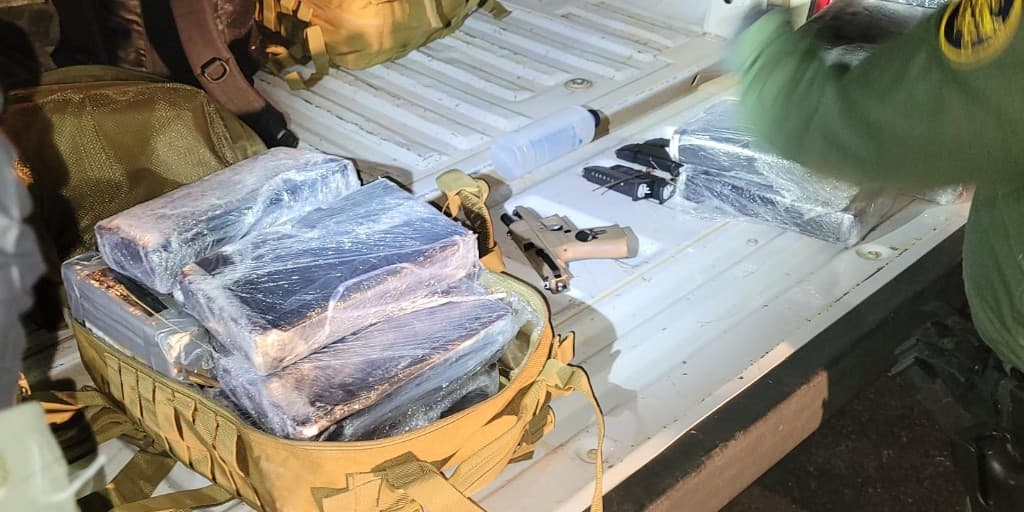 La Patrulla Fronteriza incautó 92 libras de cocaína abandonada en un área del desierto.