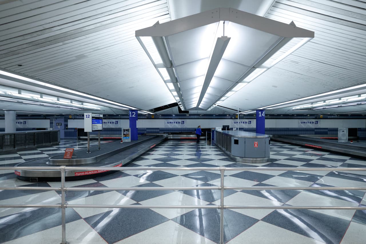 El 
<b><a href="https://www.univision.com/noticias/politica/cierre-del-gobierno-llega-a-su-dia-40-este-domingo-en-un-fin-de-semana-de-negociaciones-cruciales-en-el-senado" target="_blank">cierre del gobierno</a></b> federal de Estados Unidos sigue sin resolverse, la falta de acuerdo entre demócratas y repúblicanos continúa afectando a miles de personas en todo el país, que ha marcado más de
<b> 40 días de afectaciones. </b>