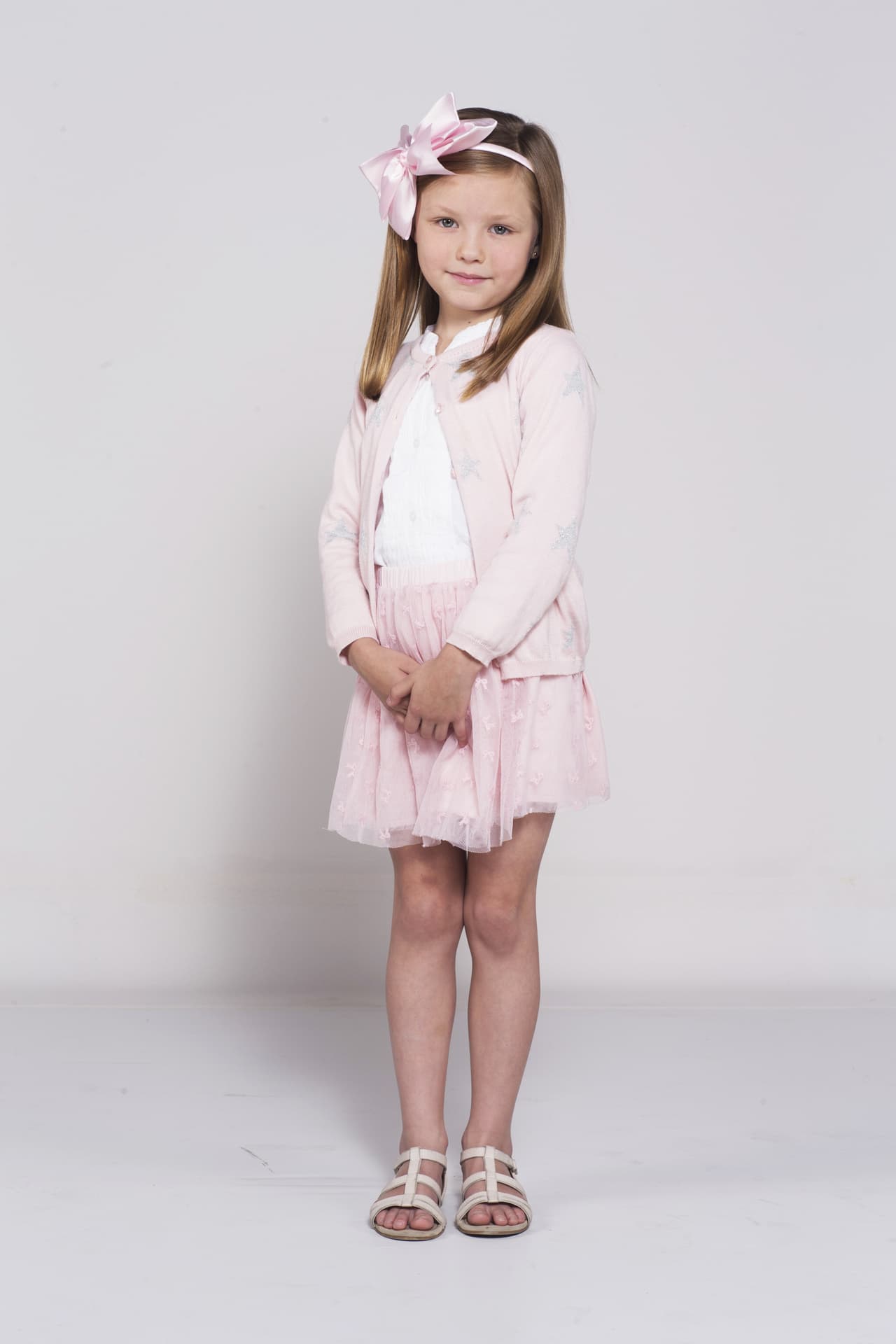 En ese melodrama encarnó a Luz, la hija menor del personaje de
<b><a href="https://www.univision.com/entretenimiento/celebridades/jorge-salinas-se-quedo-sin-trabajo-en-television-pero-ya-sabe-con-quien-pasara-su-tiempo-libre-fotos" target="_blank"> Jorge Salinas</a></b>. Tras la muerte de su madre en la ficción enmudeció por un tiempo. 
<br>