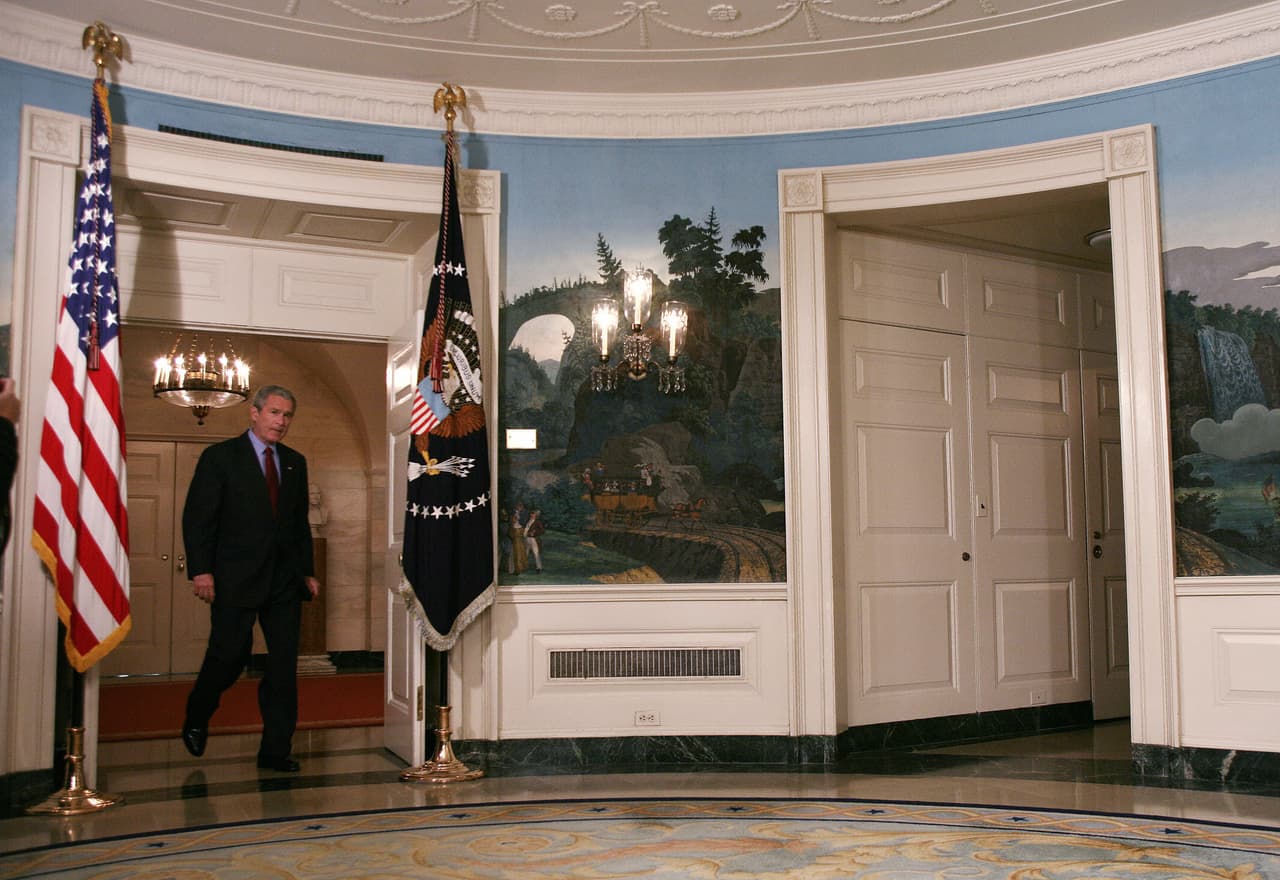 El entonces presidente de Estados Unidos, George W. Bush, se mostró "sorprendido y entristecido" por el suceso. 
<br>"Las escuelas deben ser lugares de seguridad, santuario y aprendizaje. Cuando se viola ese santuario, el impacto se siente en todas las aulas americanas y en todas las comunidades americanas", dijo el mandatario durante una breve declaración en la Casa Blanca. (Jim Watson / AFP / Getty Images)
<br>
<br>