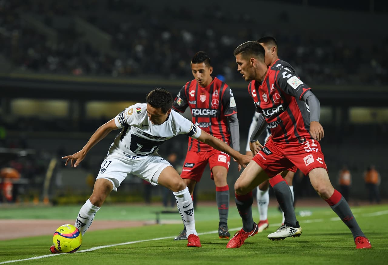 Los equipos continuaron su lucha, pero los Pumas parecían más cómodos con el hombre de más.