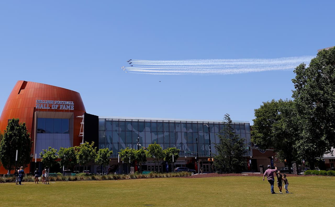 Los Navy Blue Angels de EE.UU. y los Thunderbirds de la Fuerza Aérea estadounidense sobrevolaron los cielos del área metropolitana de Atlanta para rendir homenaje a a los trabajadores de atención médica de primera línea y a los socorristas que luchan contra el coronavirus.