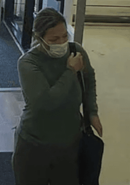 Ambas mujeres le piden a la víctima que contribuya con los $10,000 que faltan, por lo que van a su casa y esta saca el dinero y lo pone en la guantera del auto. Entonces, una de las sospechosas finge un fuerte dolor, la víctima va a comprar algo a la farmacia y, cuando sale, las sospechosas y el dinero ya no estaban. La policía pide mantenerse alerta para no ser víctima de engaños, y quien sepa algo debe reportarlo al 1-866-411-8477.