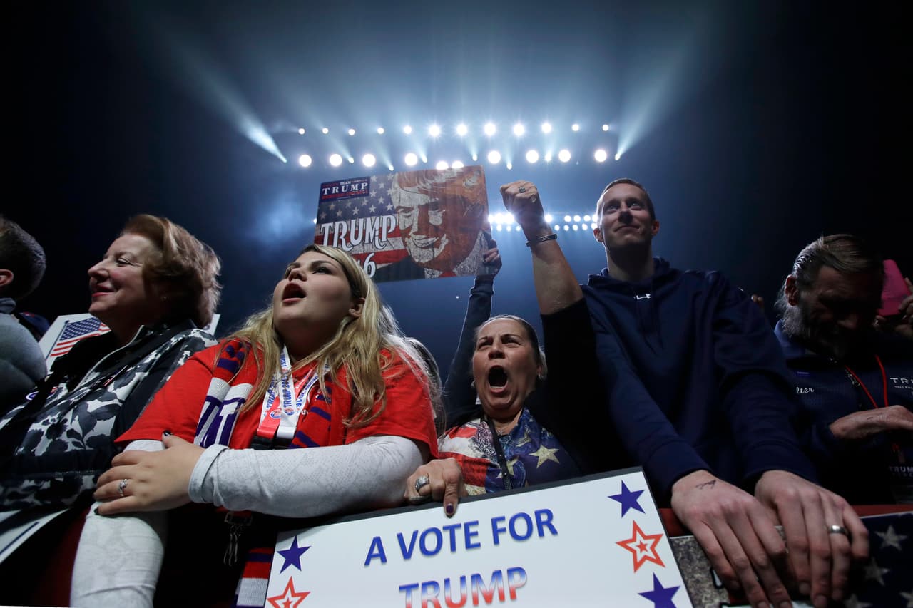 Varios seguidores de Trump en Manchester.