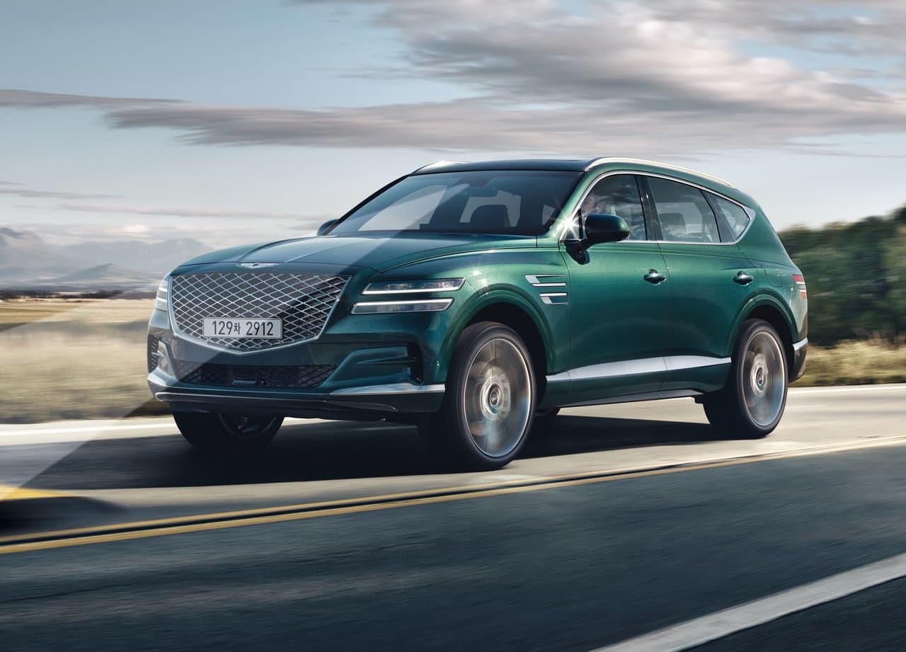 En cuanto a su suspensión, la Genesis GV80 incluye sensores que leen el trayecto para ajustar electrónicamente los amortiguadores y contrarrestar los impactos de los baches.