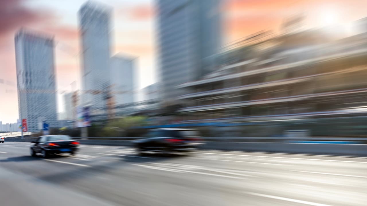 <h3 class="cms-H3-H3">Persecución cercana</h3>
<br>Según AAA el 51% de los casos de ira al volante, afectando a 104 millones de conductores cada año, conlleva algún tipo de persecución cercana. Esta puede ser una experiencia muy perturbadora, sobre todo cuando la persecución ocurre a alta velocidad.
<br>
<br>La mejor manera de neutralizar el peligro que implícito en una persecución es 
<b>permitir que el conductor iracundo nos rebase</b>, cambiando de canal de manera segura y aplicando los frenos. Si la persecución ocurre en una autopista, es recomendable también tomar la rampa de salida más cercana y esperar por un tiempo prudencial a fin de poner distancia entre nosotros y el ofensor.