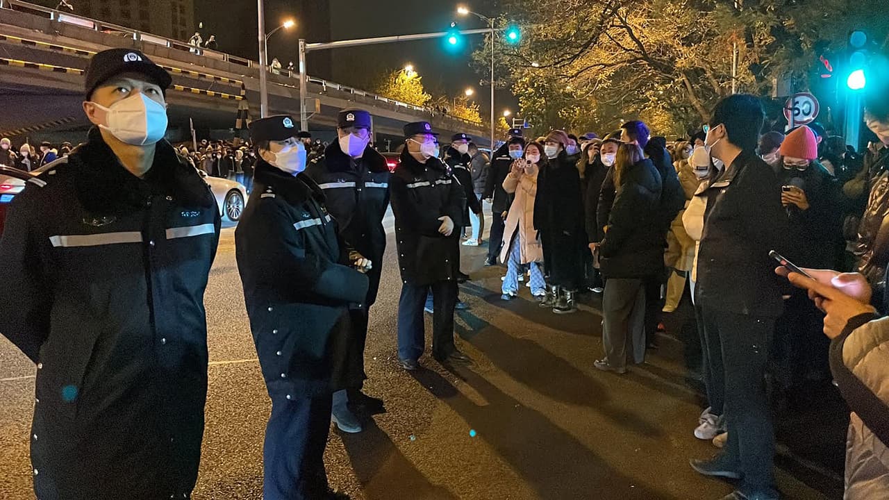 La censura china también trabajaba intensamente para suprimir cualquier información sobre las protestas que estallaron el fin de semana en varias ciudades. En las redes sociales ya no quedaban noticias sobre las manifestaciones. En la plataforma Weibo, una red social china similar a Twitter, las búsquedas de "Río Liangma" y "Calle Urumqi", lugares de las protestas en Pekín y Shanghai, fueron desligadas de cualquier referencia a las protestas.