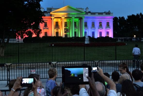 Poco antes, la Casa Blanca había puesto un dibujo de la mansión presidencial coloreada como el arcoíris en su perfil de Facebook.