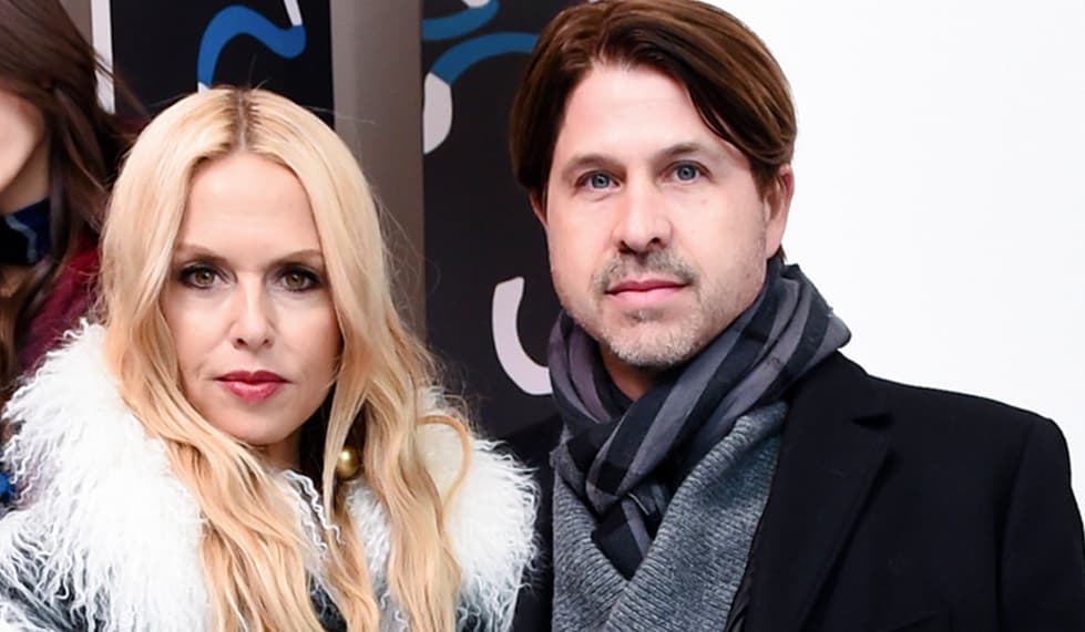 <b>Sombras. </b>Las de colores vivos u oscuros o con acabados lustrosos no favorecen las pieles maduras; opta por fórmulas mates de tonos suaves y naturales. Mientras un poco de brillo puede quitarle rigidez al maquillaje de los ojos, aplicarlo en las esquinas externas acentúa las líneas finas. Limítalo a las esquinas interiores y al centro del párpado. Un poco de
<a href="http://www.urbandecay.com/naked-palette-eyeshadow-by-urban-decay/245.html">sombra café</a> en el pliegue del párpado superior disimula la hinchazón de los ojos.
<br>