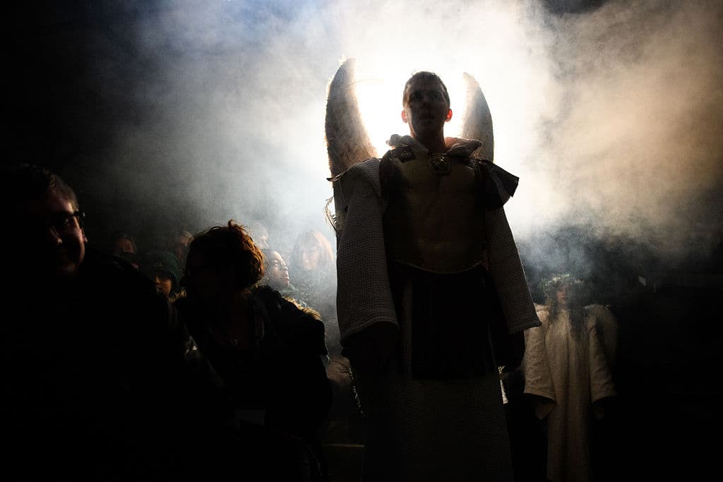 Los atributos del arcángel Miguel tienen un simbolismo importante para comprender su papel en la vida del ser humano. Por ejemplo, su imagen de guerrero representa la defensa contra las fuerzas del mal y la oscuridad que rodean y quieren atacar al ser humano, como la ignorancia, la inconsciencia y la esclavitud a los apegos materiales y emocionales.