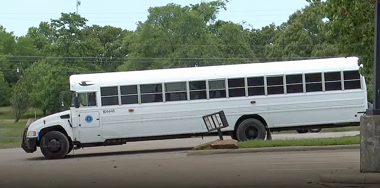 En el autobús del que escapó había otros 16 presos, pero López, por su peligrosidad, estaba siendo trasladado en una jaula especial de la que consiguió salir tras deshacerse de sus ataduras. En su huida apuñaló al conductor, cuya vida no corre peligro.