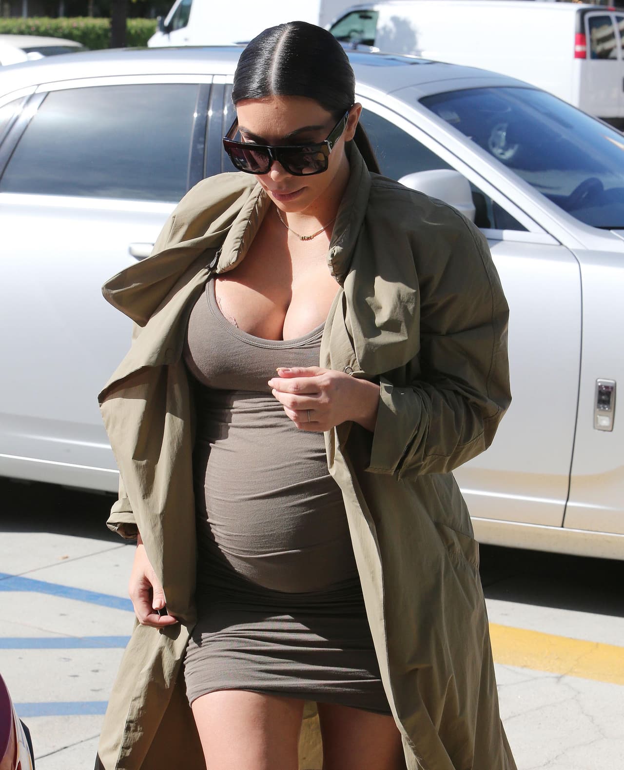 Kim sorprendió con su atuendo, un vestido pegadito y muy corto.