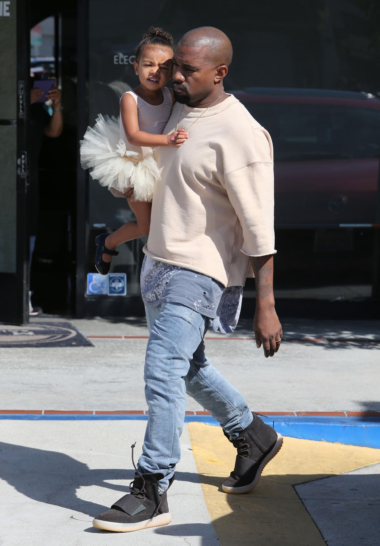 Parece una muñequita.