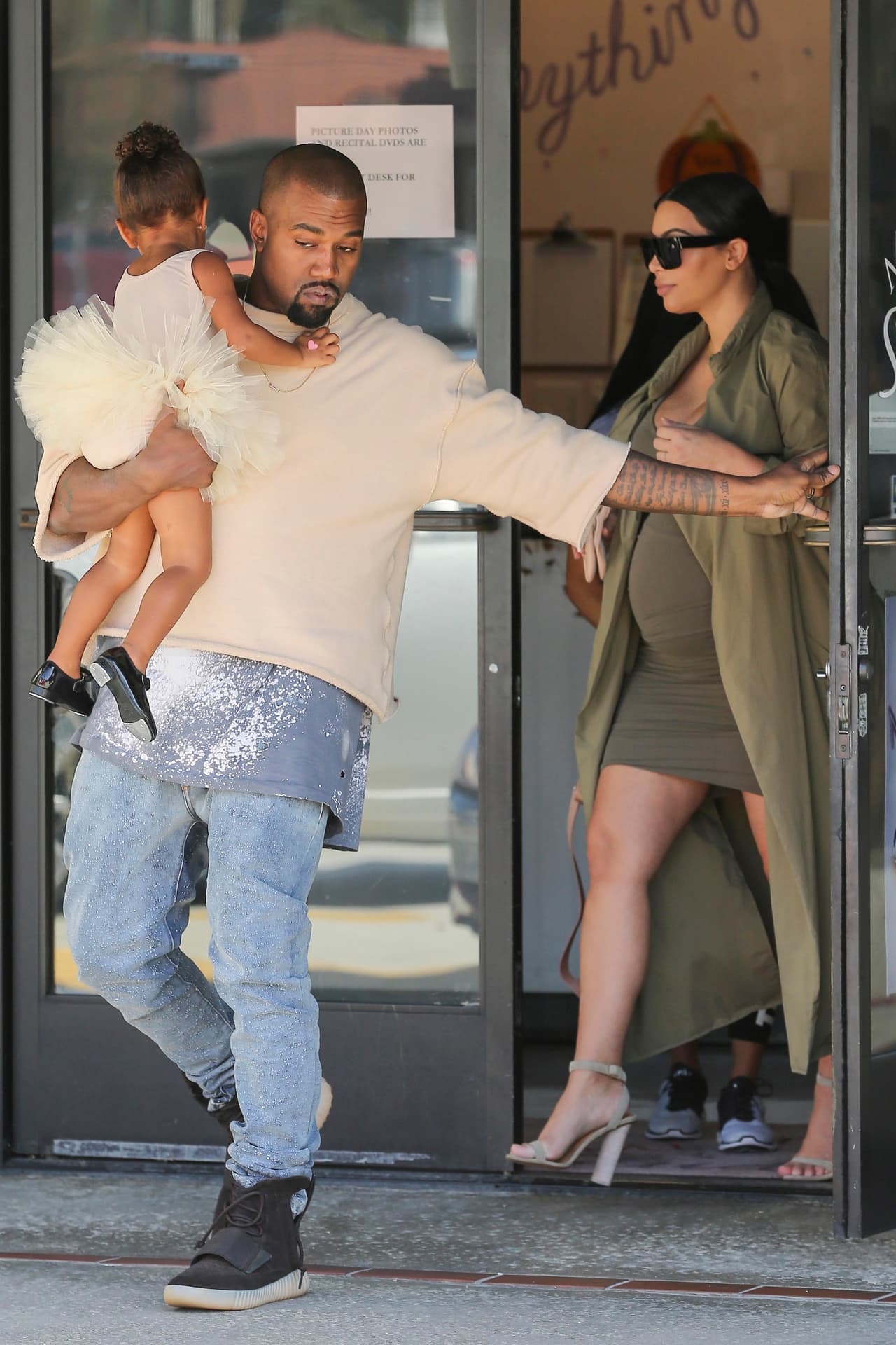 Kanye salió con su hija en brazos.