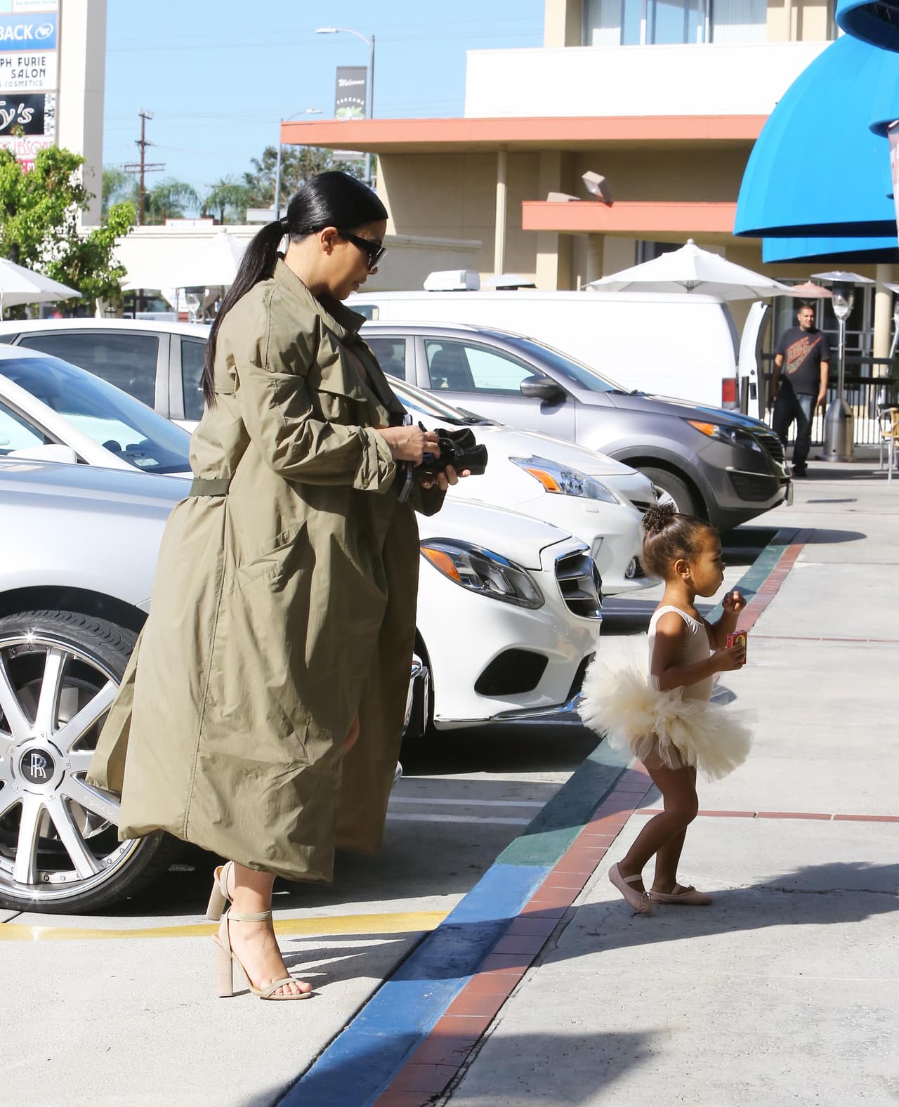 Kim tuvo que correr para alcanzarla.