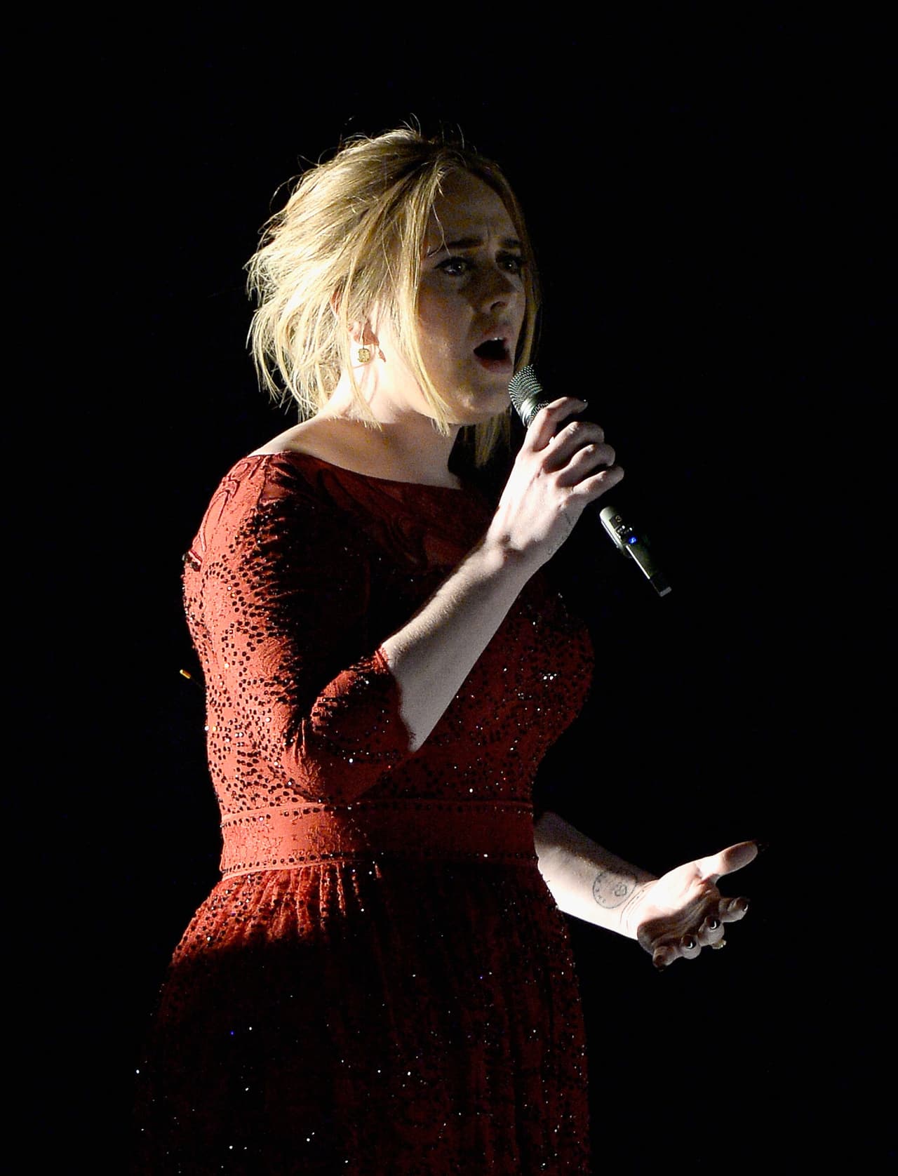 La cantante tiene una forma muy emotiva para cantar.