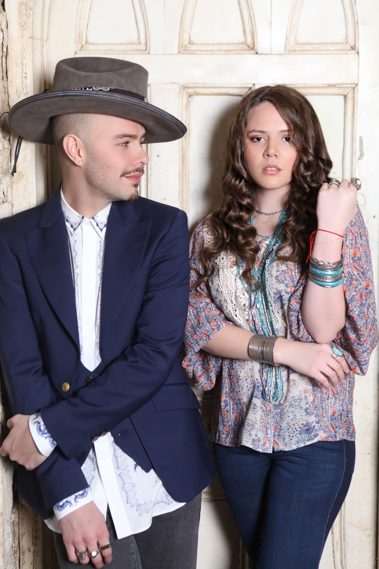 Los hermanitos 
<a href="http://www.univision.com/especiales/latin-grammy/ellos-son-los-mas-nominados-a-latin-grammy-2016" target="_blank">Jesse & Joy son de las más nominados</a>, ya que están en cuatro categorías: Grabación del Año y Canción del Año con el tema 
<i><b>'Ecos de Amor' </b></i>; Álbum del Año y Mejor Álbum Vocal Pop Contemporáneo con su trabajo titulado 
<i><b>'Un Besito Más'.</b></i>