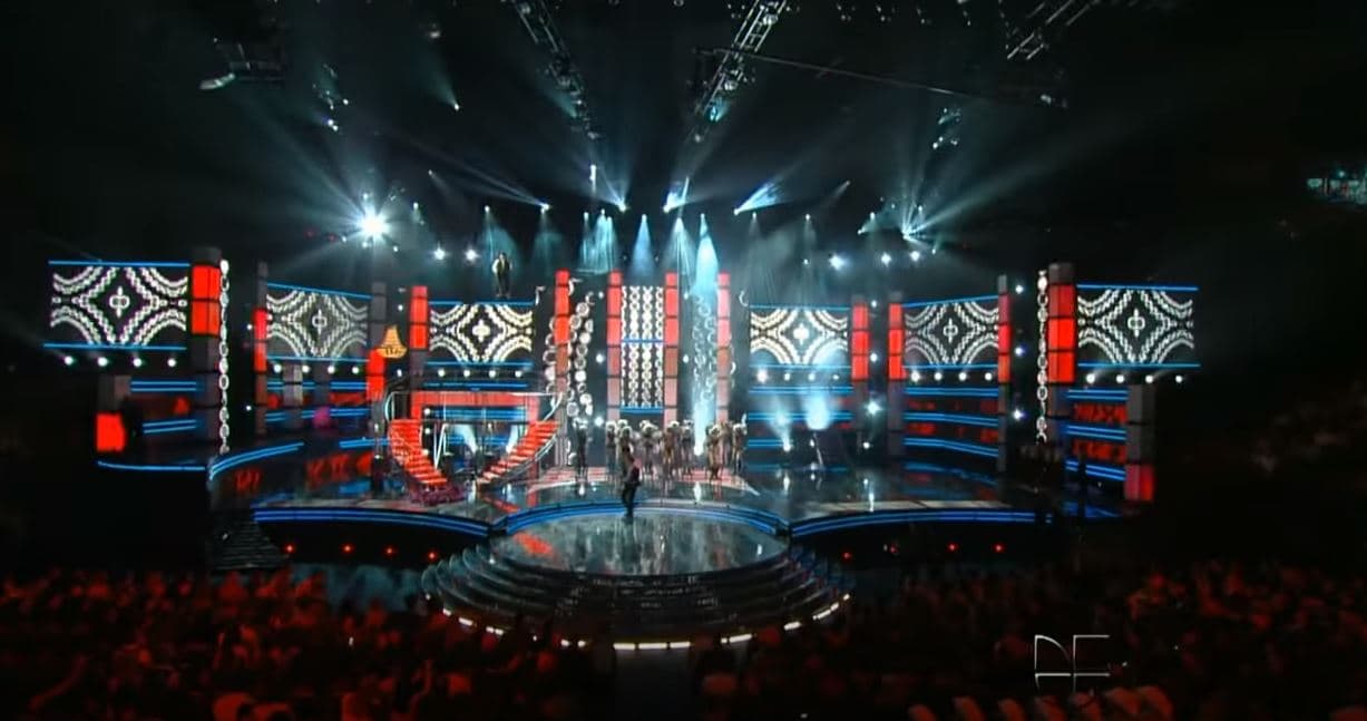 Sin embargo, nadie esperaba que el andamio de Nacho no pudiera descender, dejándolo atrapado en las aturas, mientras Chyno actuaba solo en el escenario.