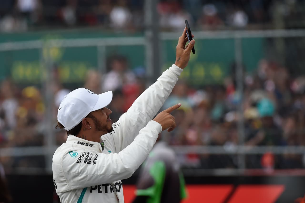 Eso sí, Hamilton aprovechó para registrar todo el momento de celebración desde su teléfono.