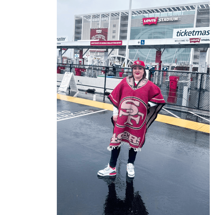 Con sarape de los 49ers, María Pérez presume su afición por el equipo de San Francisco en el Levis's Stadium.