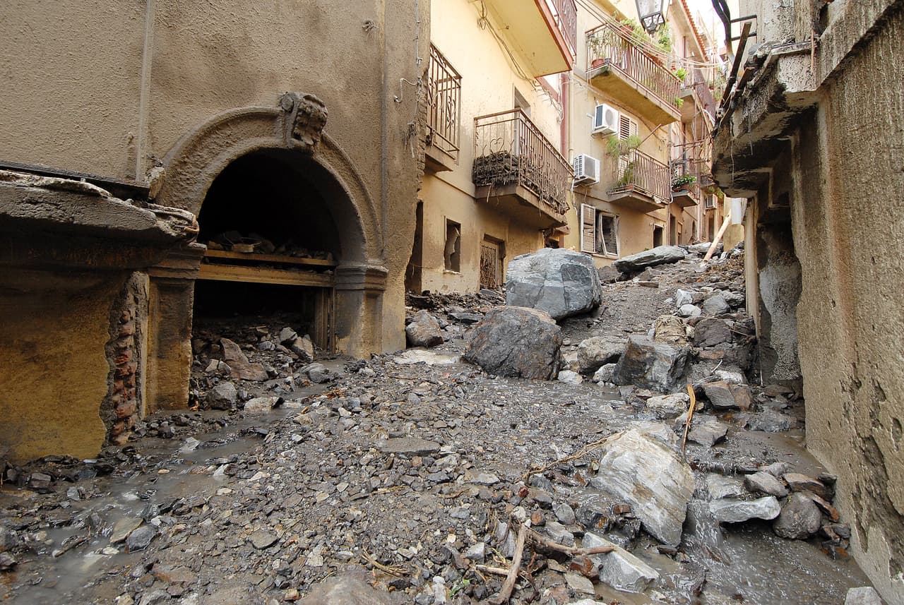 <b>Vivir en las montañas será más peligroso.</b> Las capas de hielo permanentes (también conocidas como permafrost) 
<a href="https://www.univision.com/noticias/medio-ambiente/adios-a-los-glaciares-activistas-y-cientificos-suben-a-las-cumbres-en-las-que-el-hielo-esta-desapareciendo-fotos-fotos">están disminuyendo en las zonas altas</a> y lo seguirán haciendo, según las proyecciones. "Esto aumentará los eventos de deslizamientos de tierra, avalanchas, desprendimientos de rocas e inundaciones, lo que afectará directamente a las poblaciones". Así lo afirma un largo informe del Grupo Intergubernamental de Expertos sobre el Cambio Climático (IPCC).