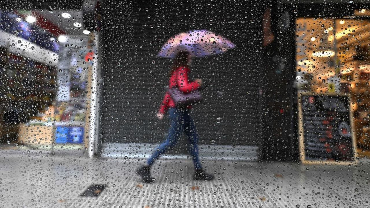 Lluvias y más lluvias. Así es el pronóstico para este domingo por lo que las autoridades emitieron una 
<a href="https://www.univision.com/local/houston-kxln/emiten-vigilancia-por-tornados-en-el-sureste-de-texas-ante-la-amenaza-de-tormentas">vigilancia por inundaciones repentinas</a> en cuatro condados del sureste de 
<a href="https://www.univision.com/temas/texas">Texas</a>.