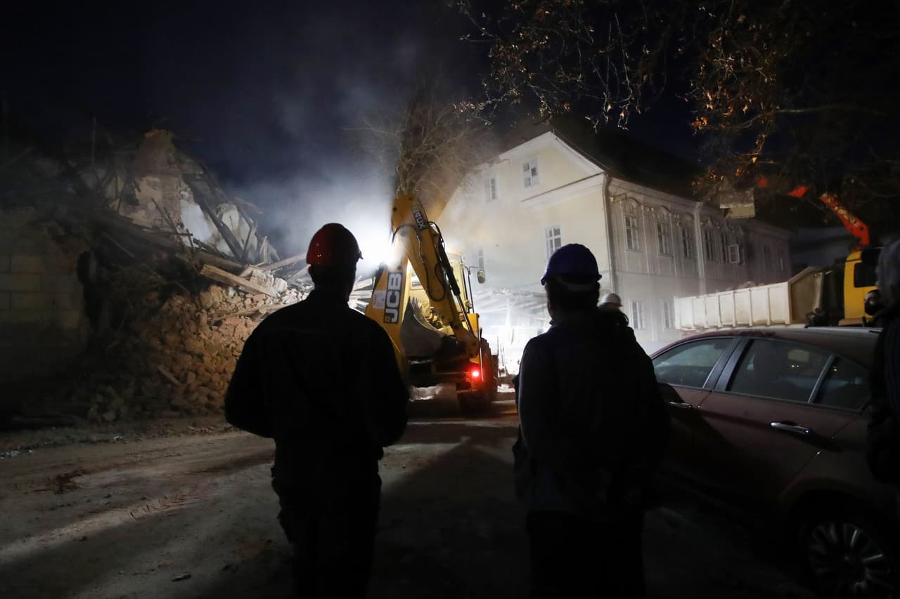 Tras el suceso, equipos de rescate, con médicos y bomberos apoyados por 130 soldados, acudieron a Petrinja, Sisak y Glina, las ciudades más afectadas, para asistir en las operaciones de rescate más urgentes.