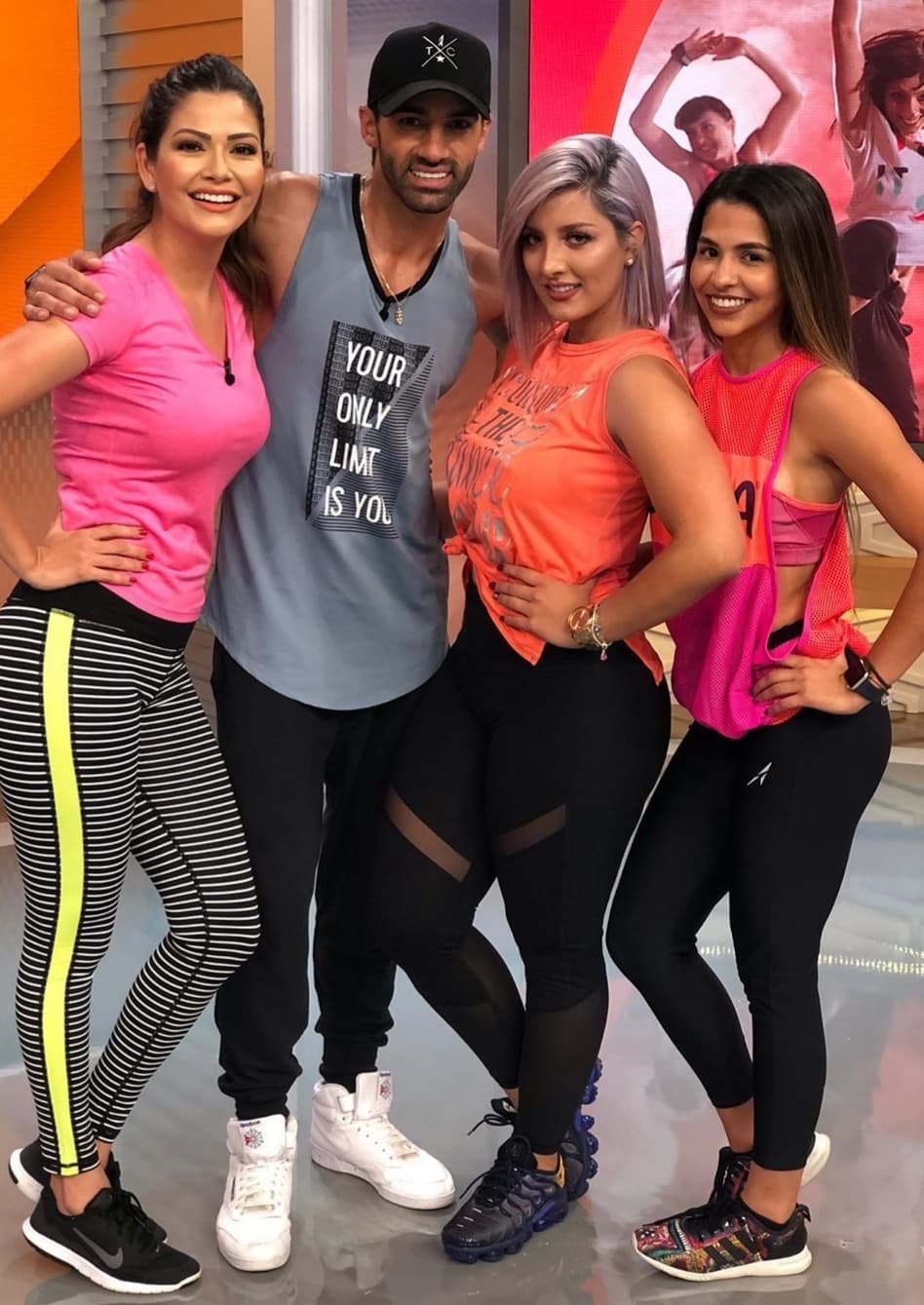 En uno de los programas de Despierta América gozó de la zumba, una disciplina de baile que también ayuda a perder calorías. La actividad la realizó junto con Toni Costa, su expareja de baile en Mira Quién Baila.
<br>