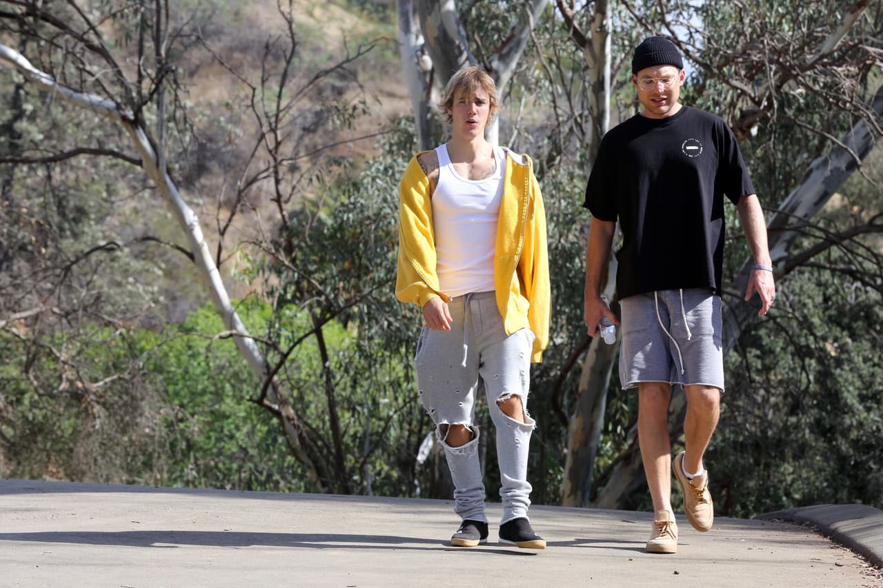 Justin Bieber la esperaba en Los Ángeles y antes de encontrarse con la intérprete salió a caminar con su amigo Carl Lentz, pastor de la iglesia Hillsong.