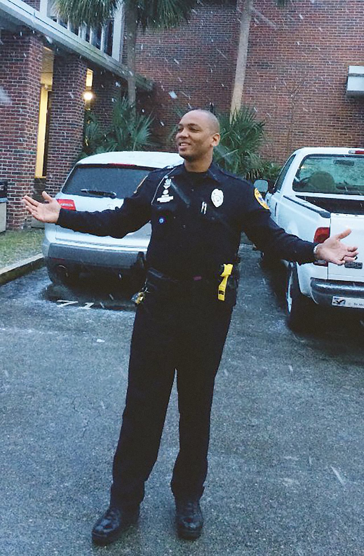 La policía de Tallahassee ha publicado fotografías de la nieve sobre la ciudad por primera vez en casi tres décadas. Se espera que el jueves llegue al punto de congelación en Orlando y a 40 grados en Miami.